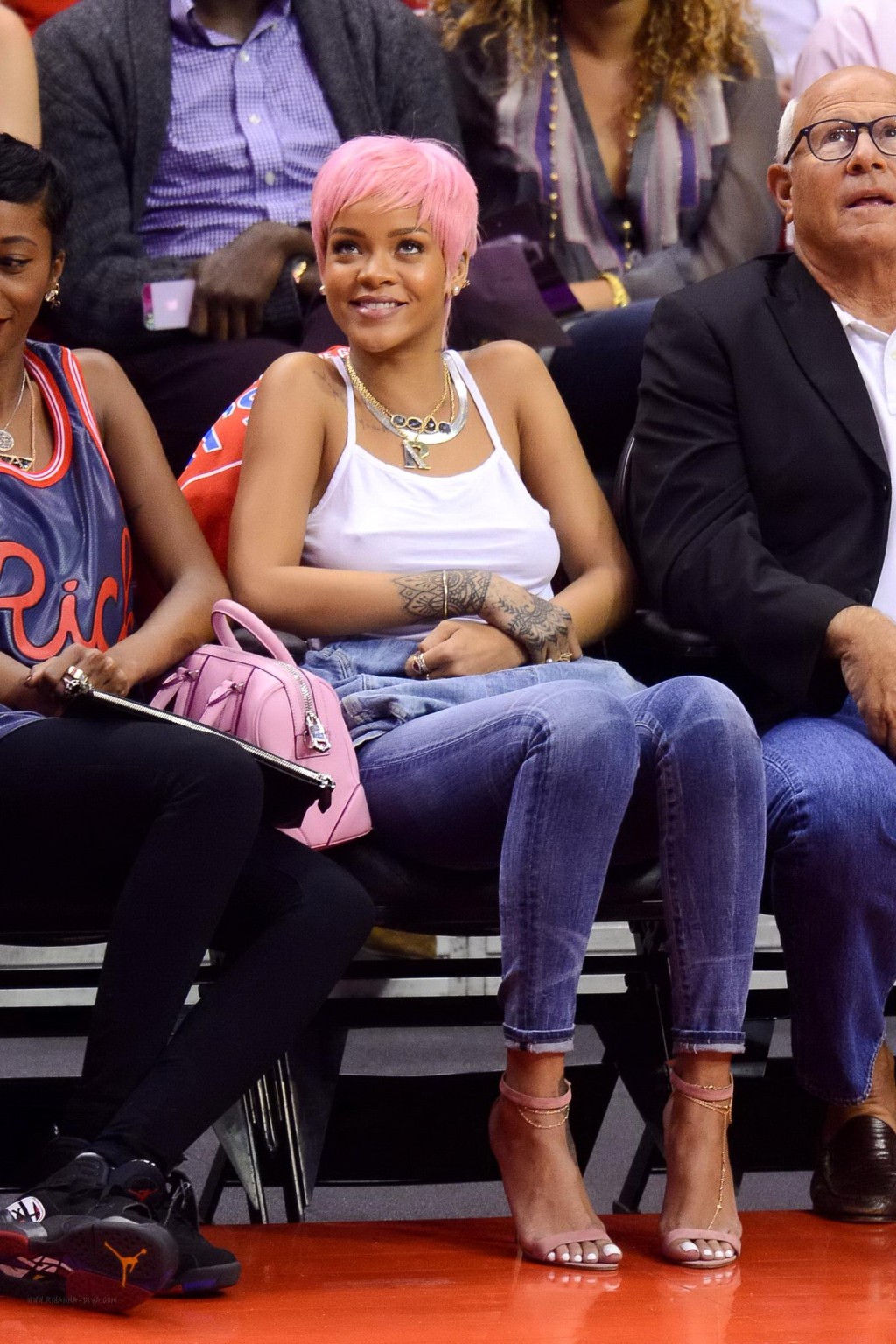 Rihanna sin sujetador con un top blanco en el partido de los Clippers en La
 #75196242
