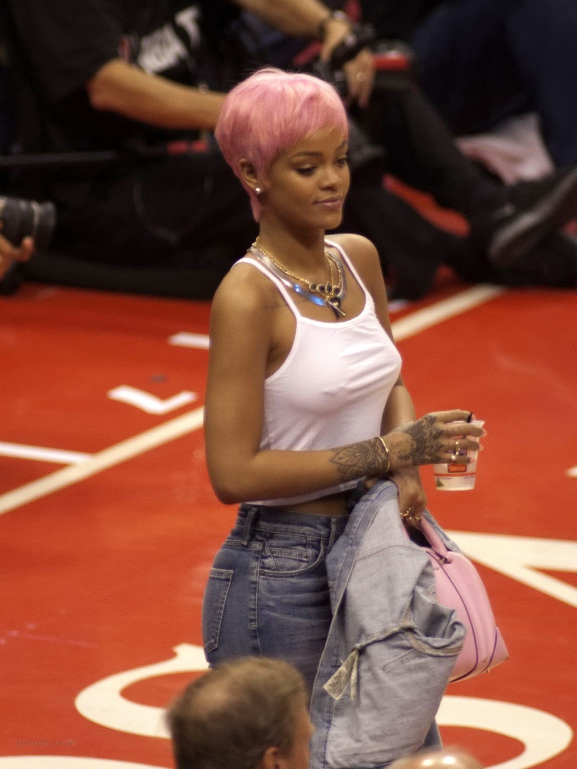 Rihanna sin sujetador con un top blanco en el partido de los Clippers en La
 #75196257