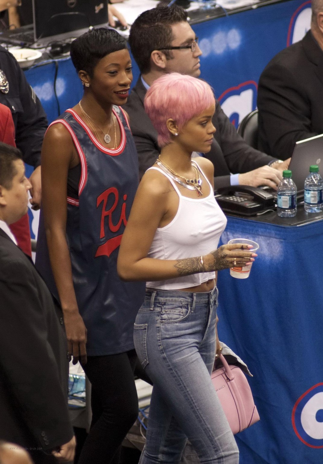 Rihanna sin sujetador con un top blanco en el partido de los Clippers en La
 #75196265
