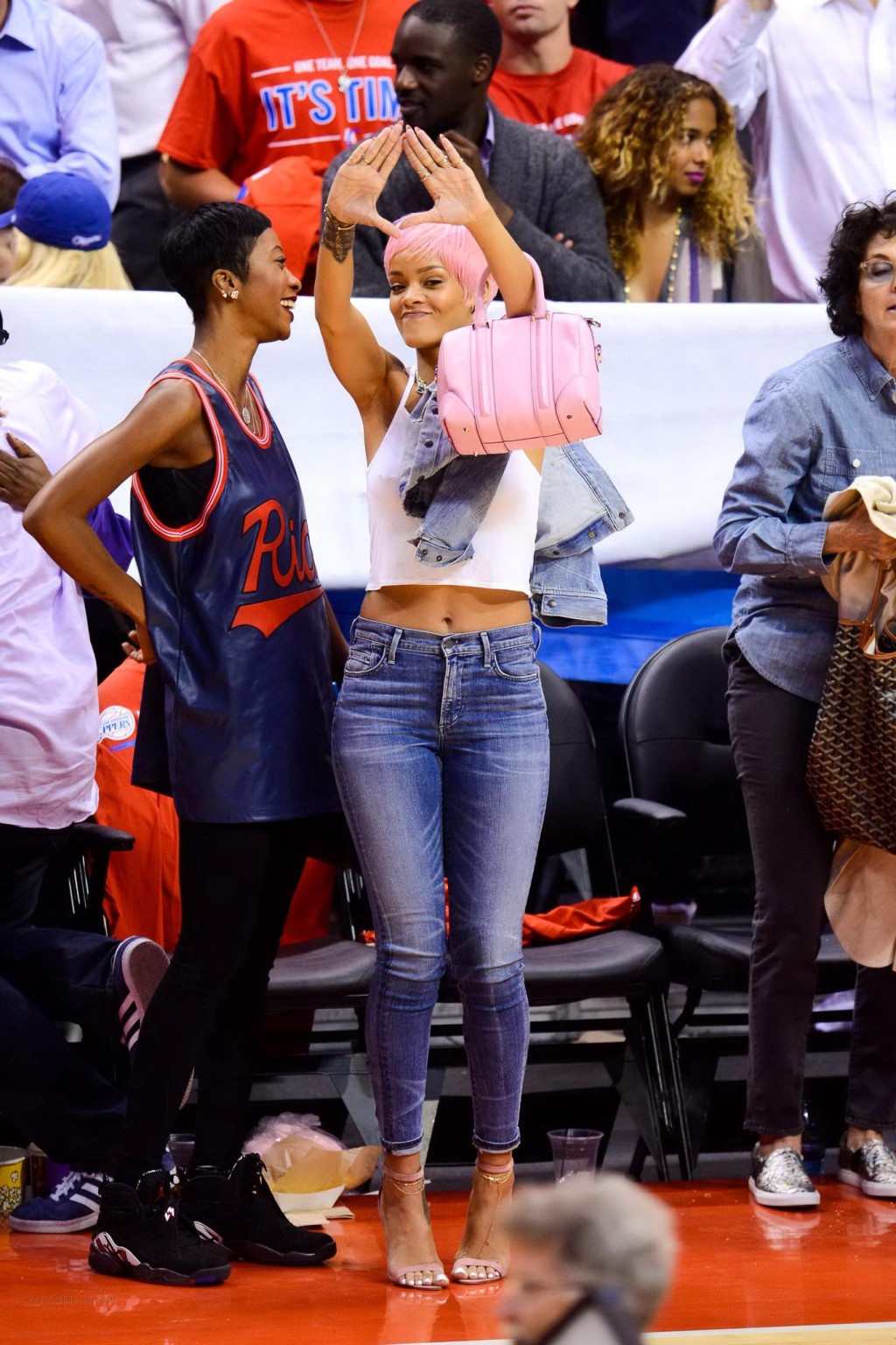 Rihanna sin sujetador con un top blanco en el partido de los Clippers en La
 #75196317