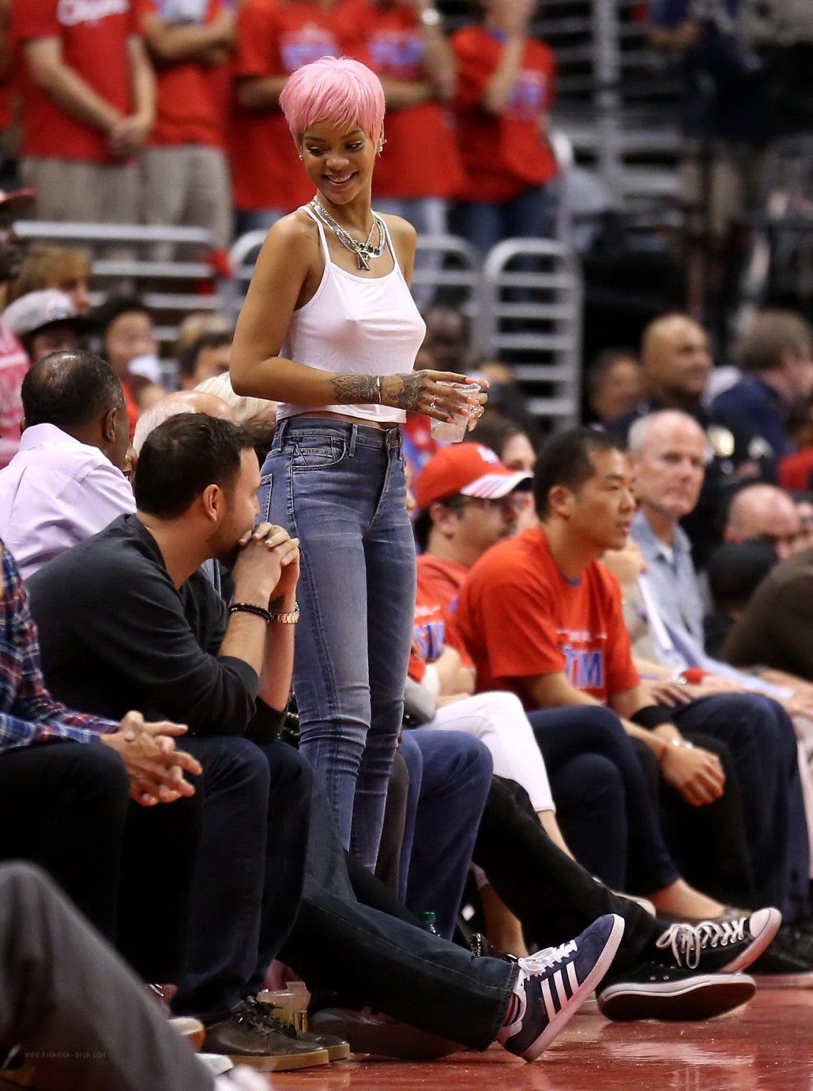 Rihanna sin sujetador con un top blanco en el partido de los Clippers en La
 #75196325