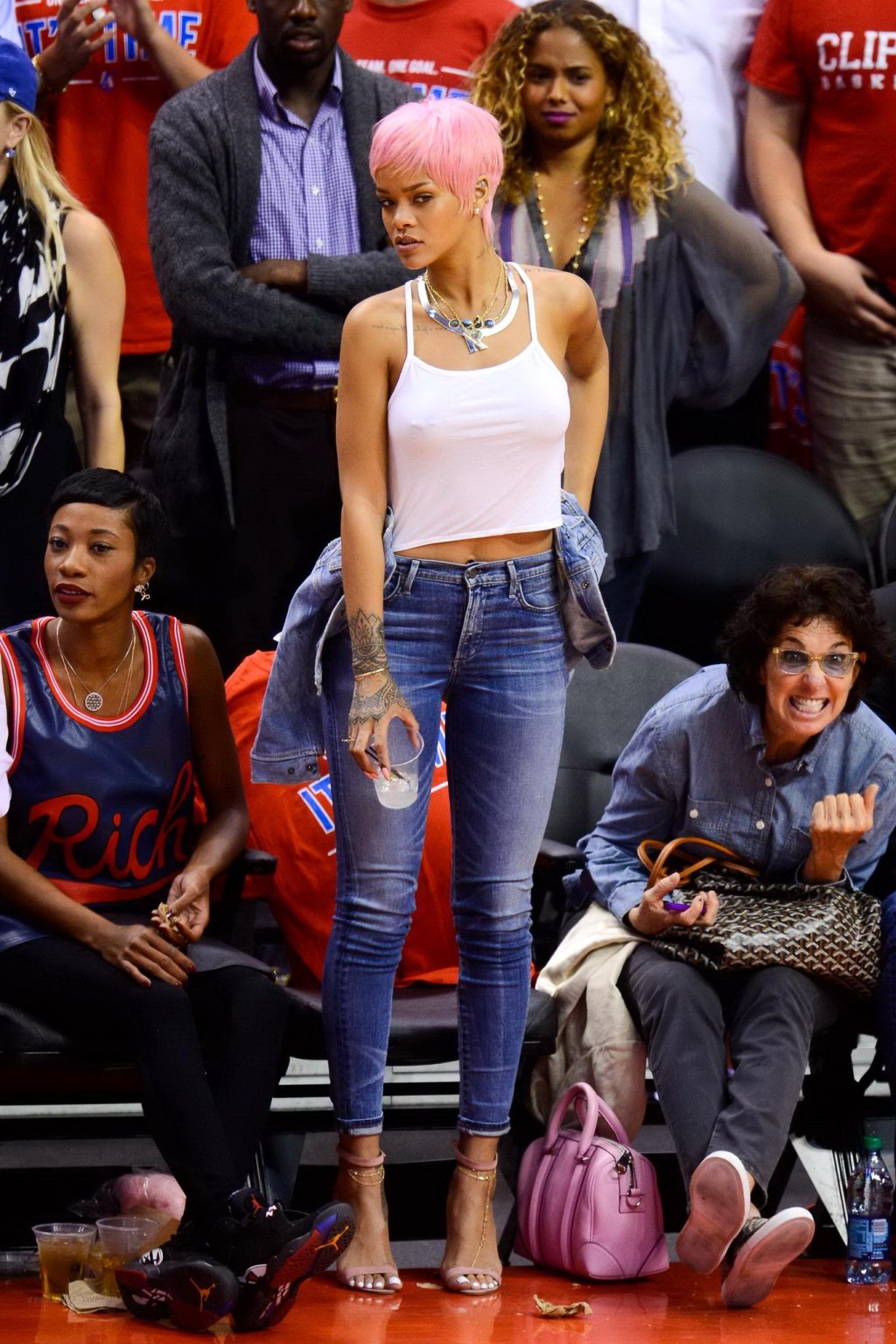 Rihanna sin sujetador con un top blanco en el partido de los Clippers en La
 #75196338