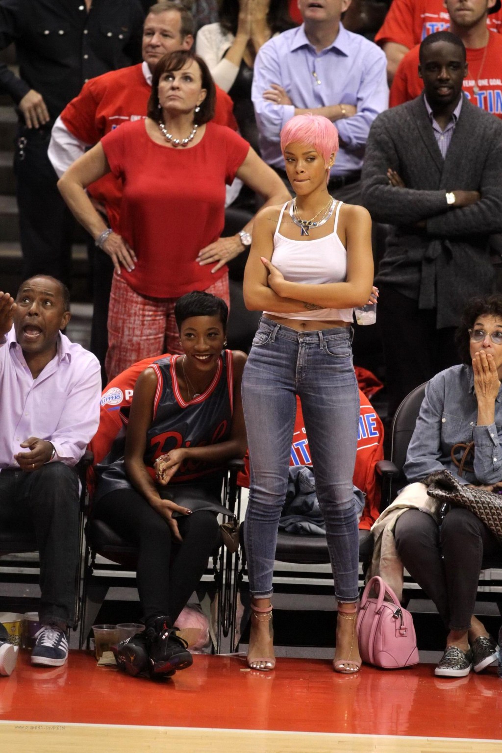 Rihanna sin sujetador con un top blanco en el partido de los Clippers en La
 #75196344