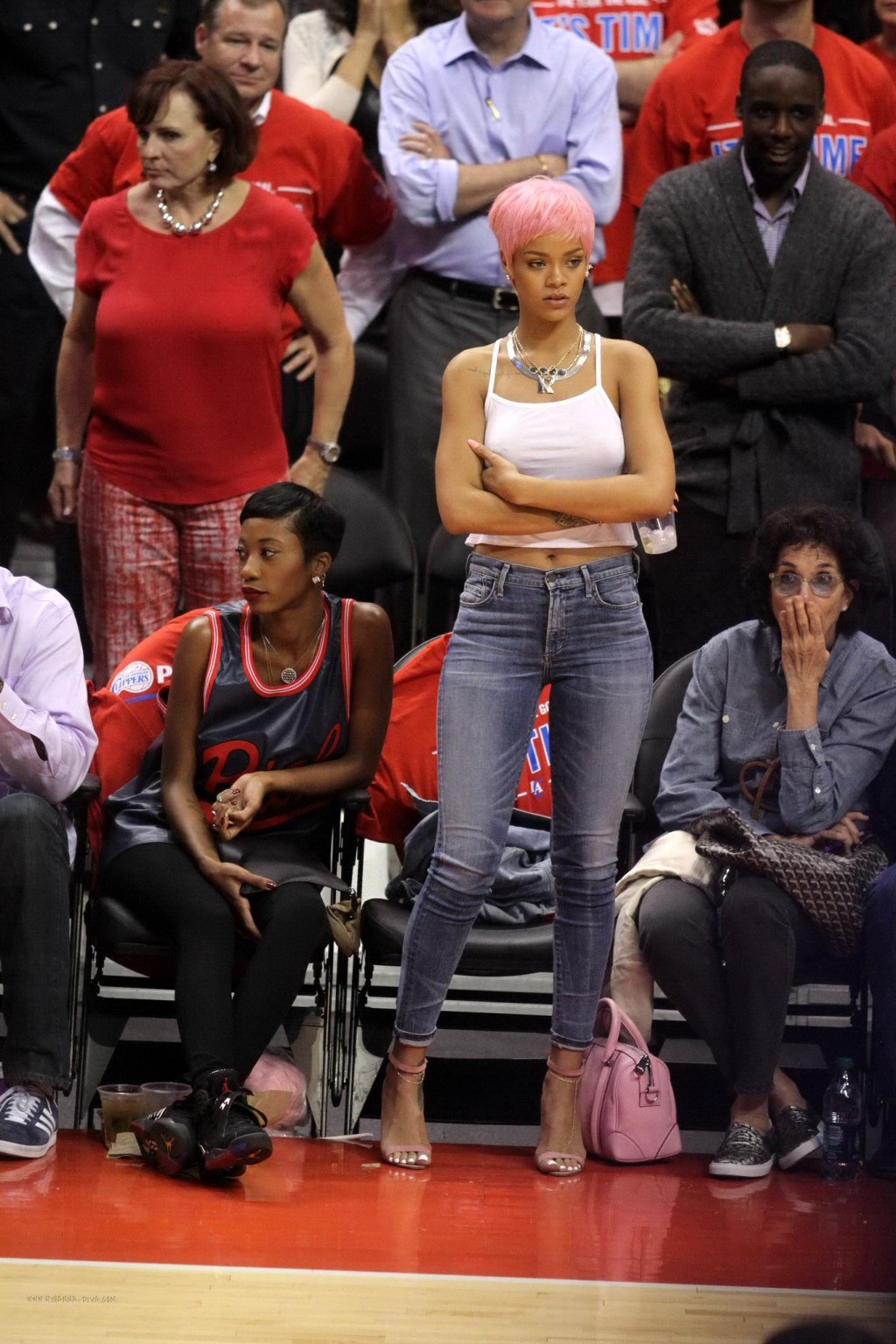 Rihanna sin sujetador con un top blanco en el partido de los Clippers en La
 #75196350