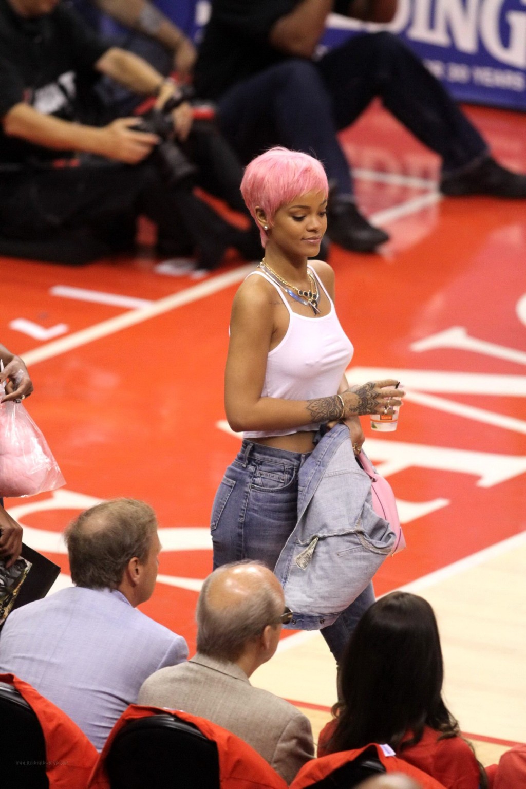Rihanna sin sujetador con un top blanco en el partido de los Clippers en La
 #75196356