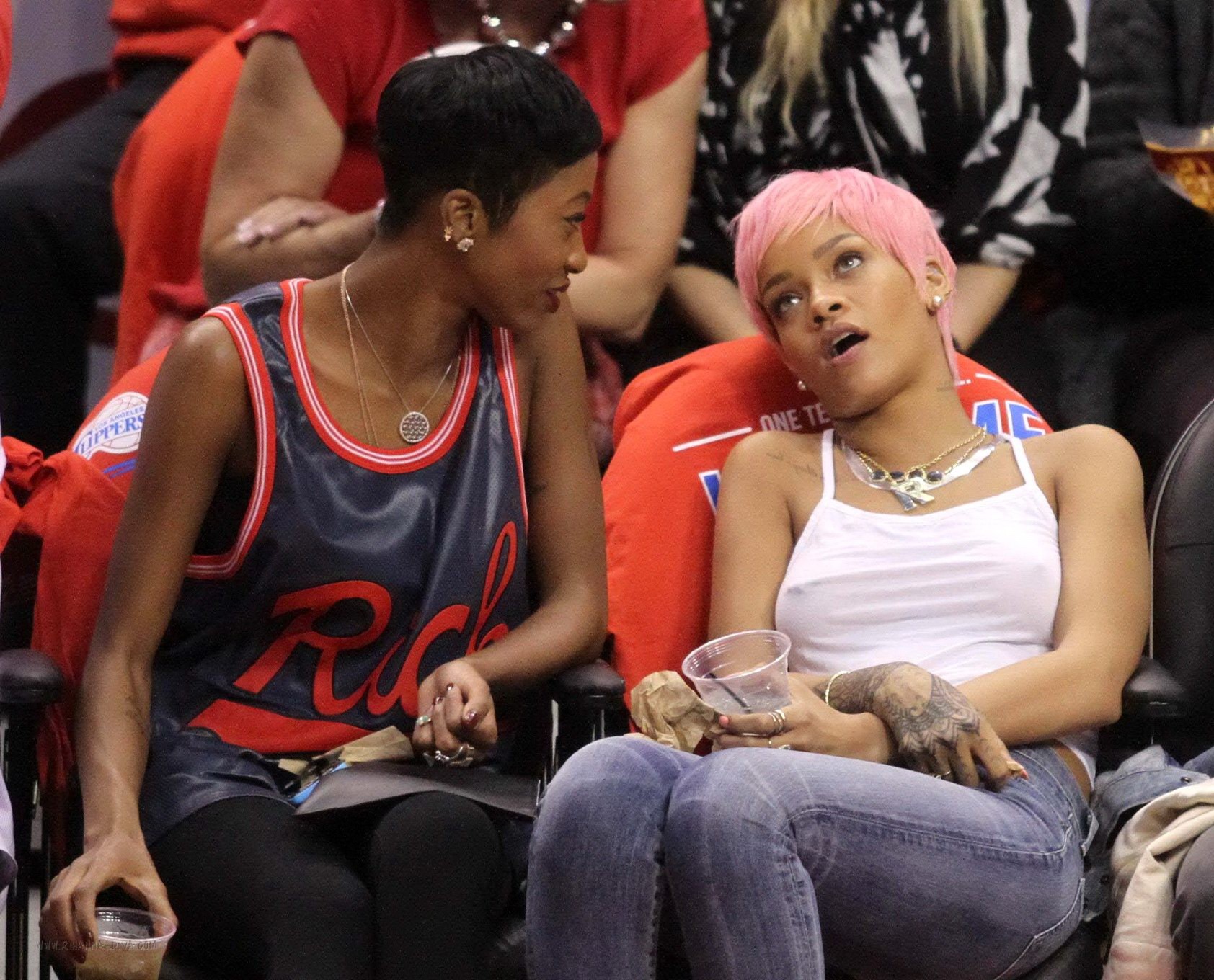 Rihanna sin sujetador con un top blanco en el partido de los Clippers en La
 #75196371