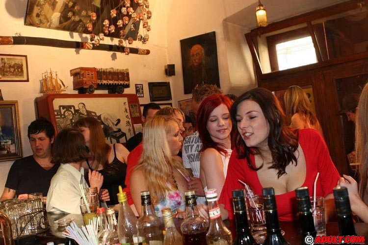 Gewöhnliche Geburtstagsparty verwandelt sich in Gruppensex-Action
 #78923162