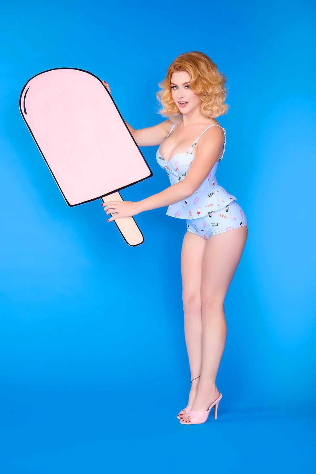 Renee olstead bikini retrò e costume da bagno photoshoot
 #75143185