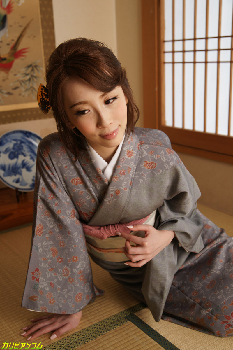 Japanisches Mädchen im Kimono-Kleid
 #72500212