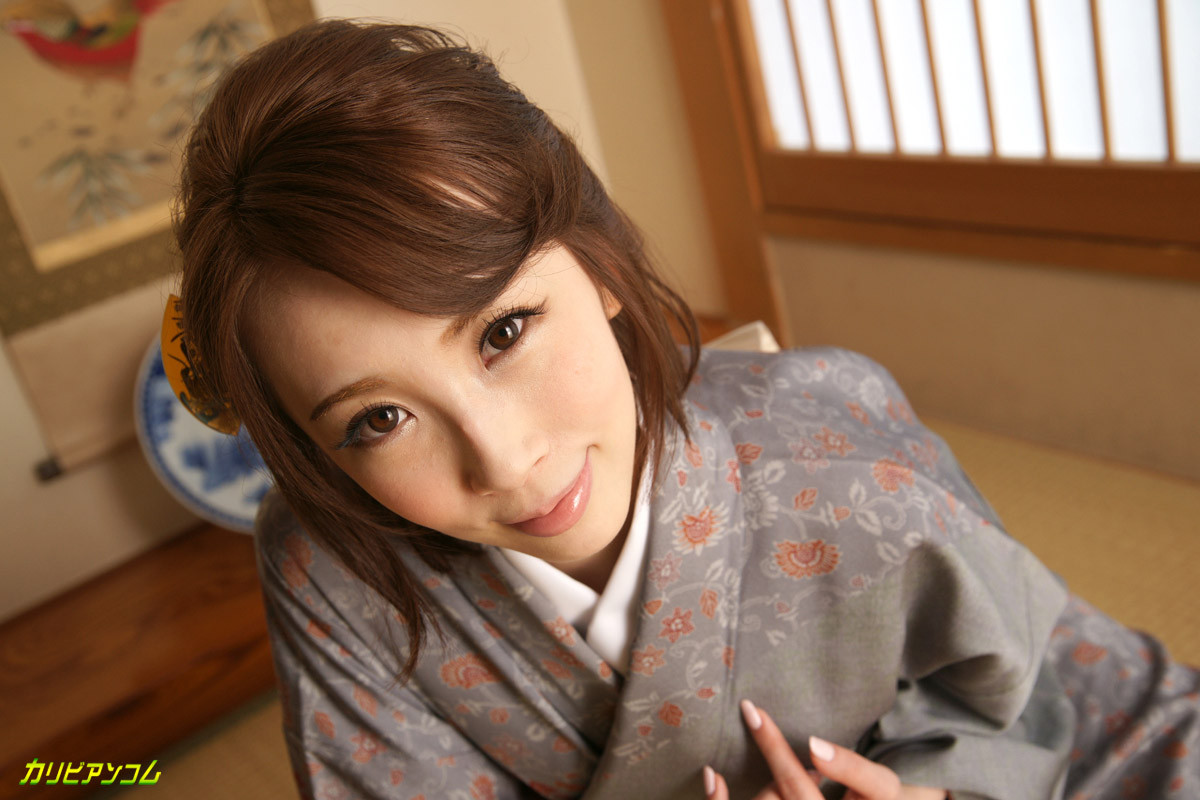 Ragazza giapponese in un vestito kimono
 #72500222