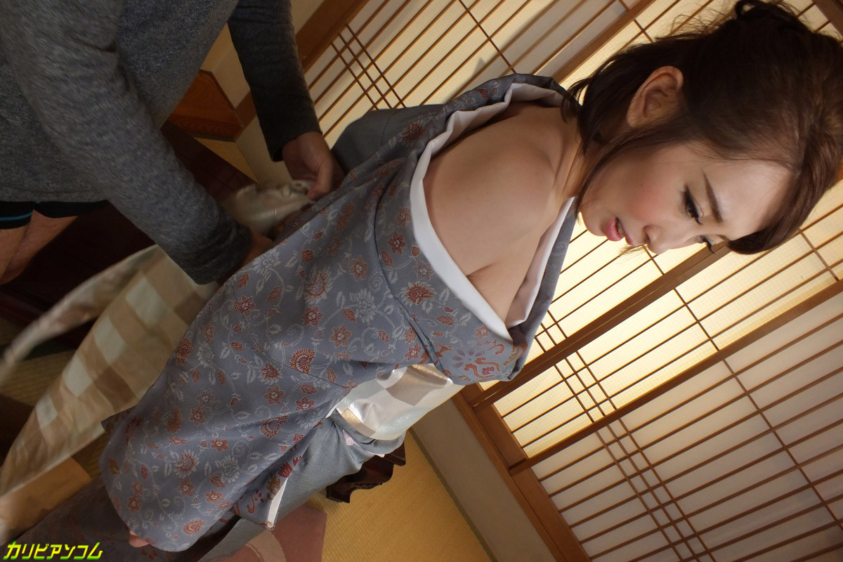 Chica japonesa en un vestido de kimono
 #72500333
