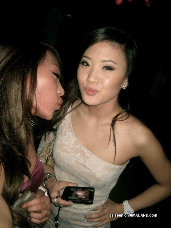 Sexy amateur Asian babes posing for the cam #67587180