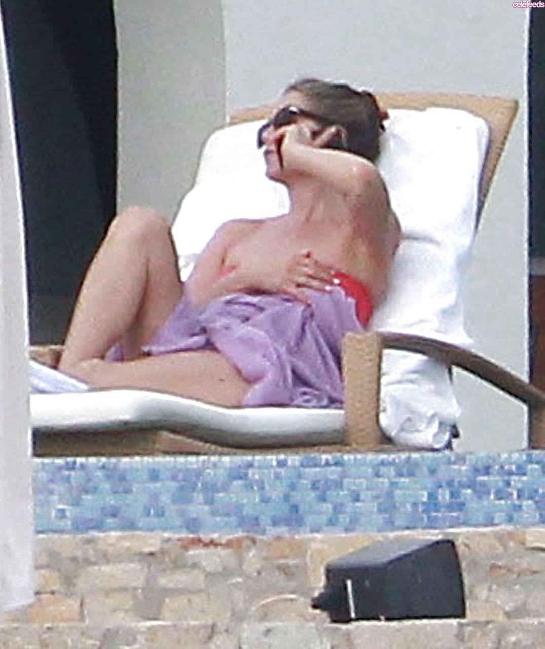 Jennifer Aniston guardando molto sexy e caldo in bikini
 #75230751