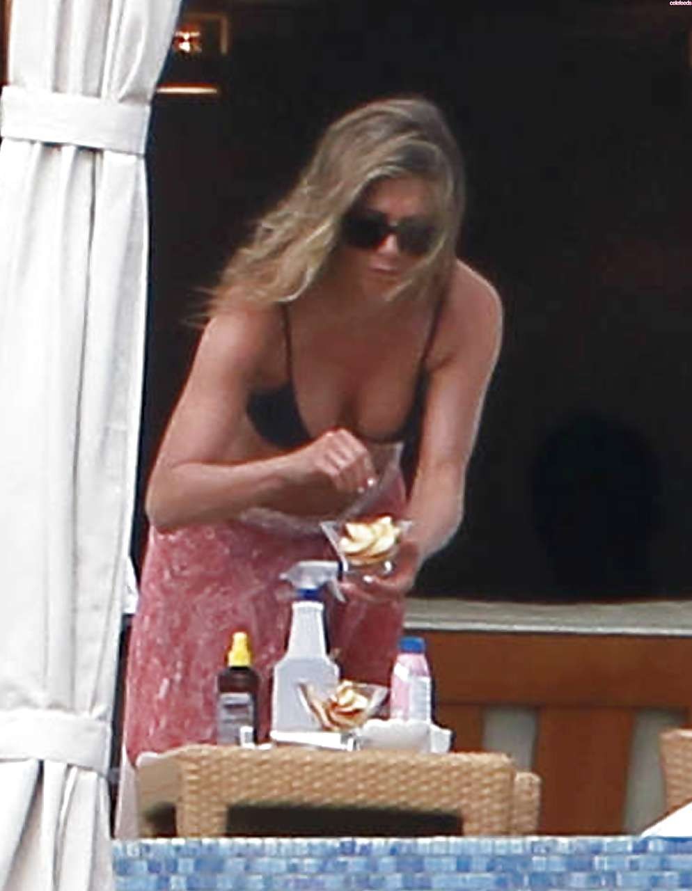 Jennifer Aniston guardando molto sexy e caldo in bikini
 #75230757