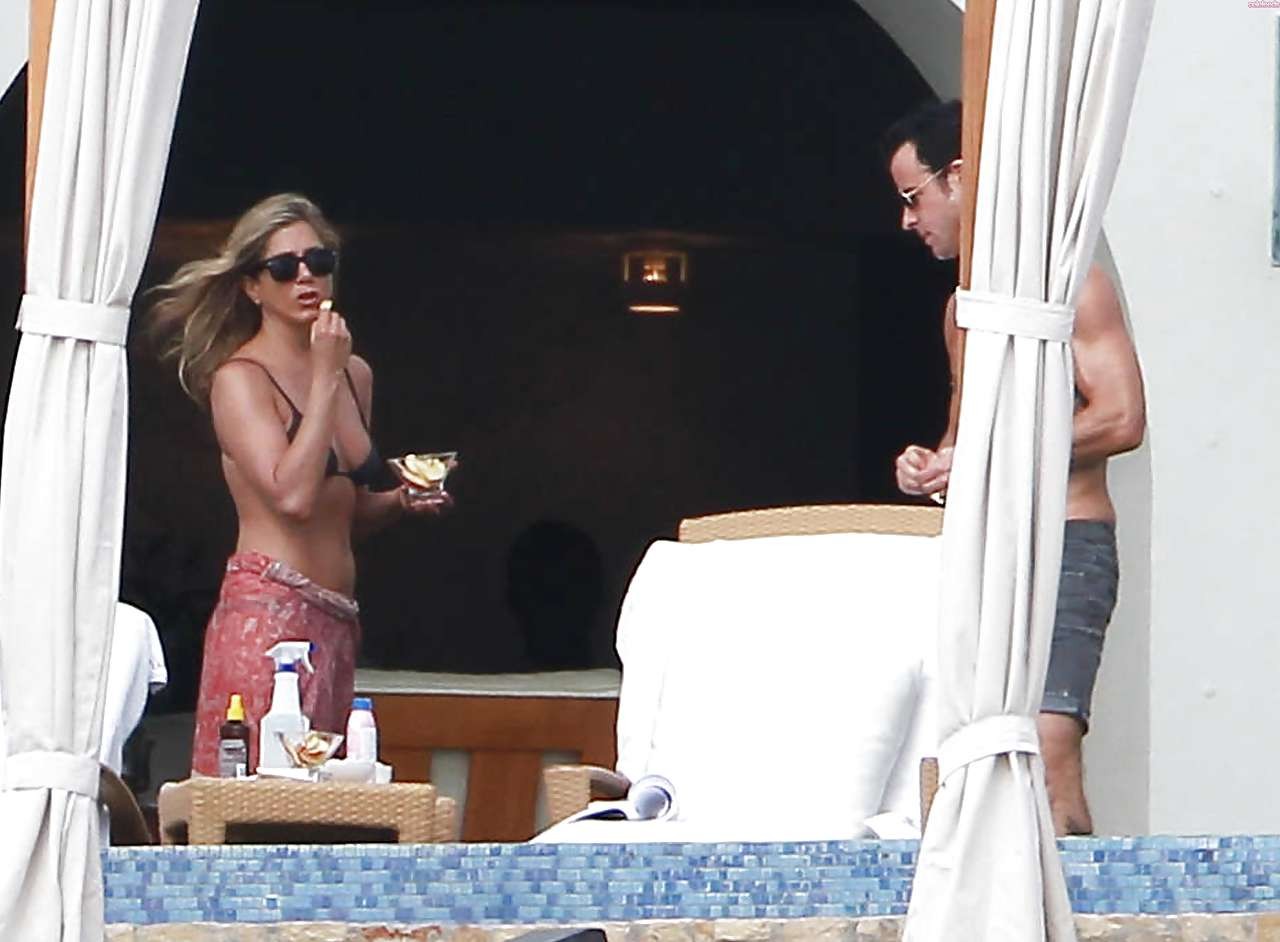 Jennifer Aniston guardando molto sexy e caldo in bikini
 #75230772