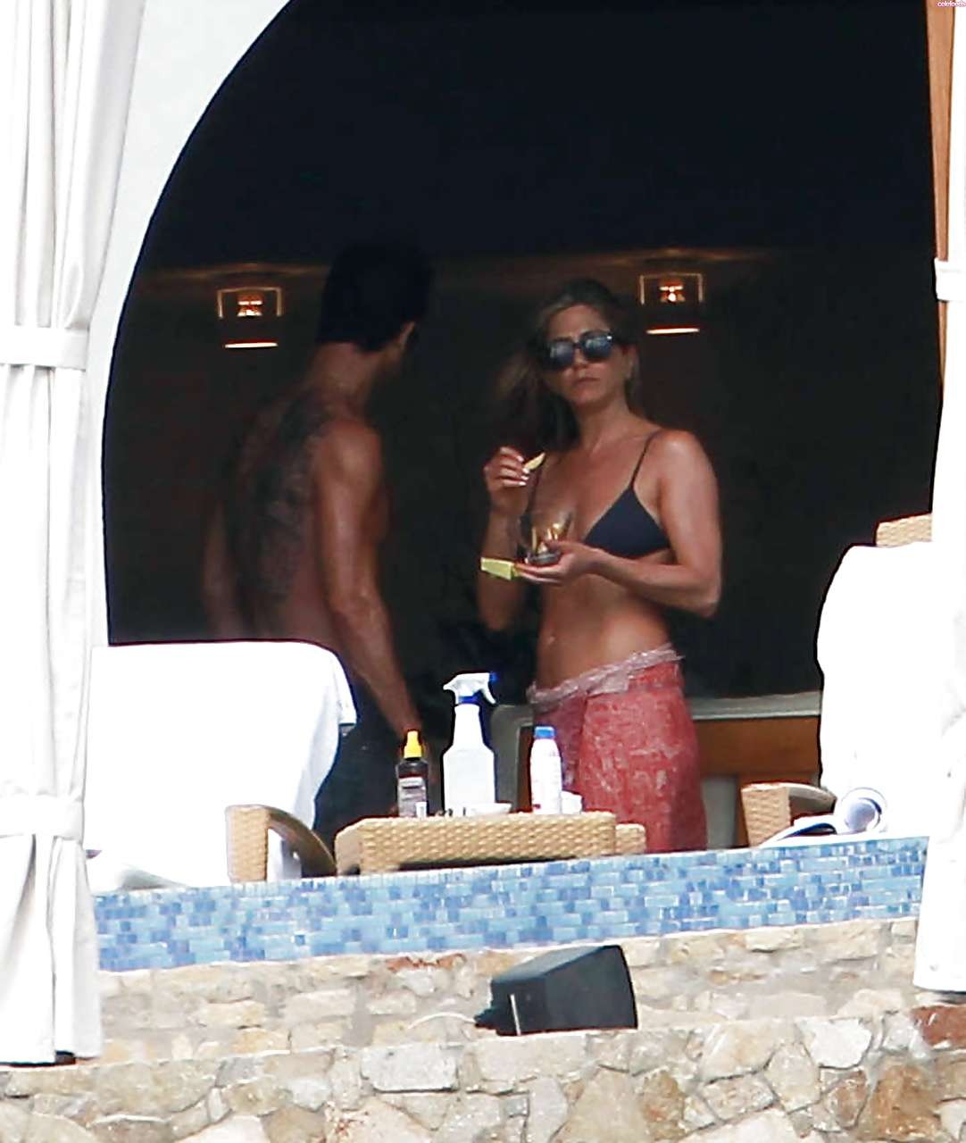 Jennifer Aniston guardando molto sexy e caldo in bikini
 #75230781
