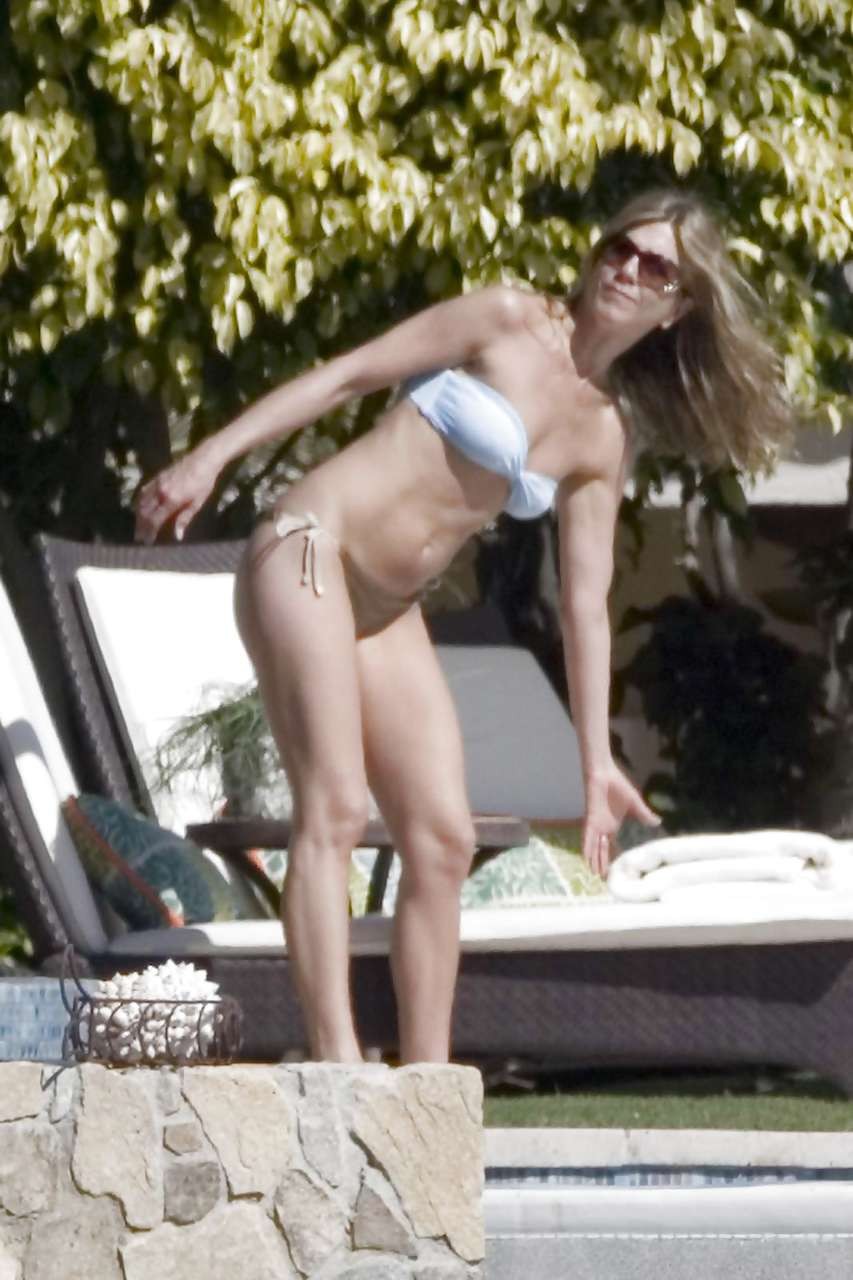 Jennifer Aniston guardando molto sexy e caldo in bikini
 #75230800