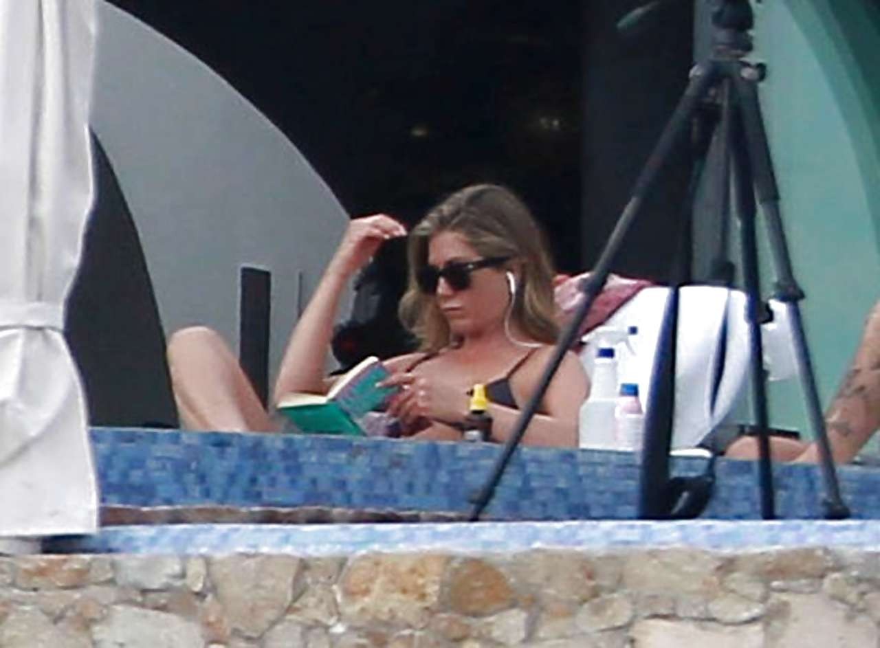 Jennifer Aniston guardando molto sexy e caldo in bikini
 #75230807