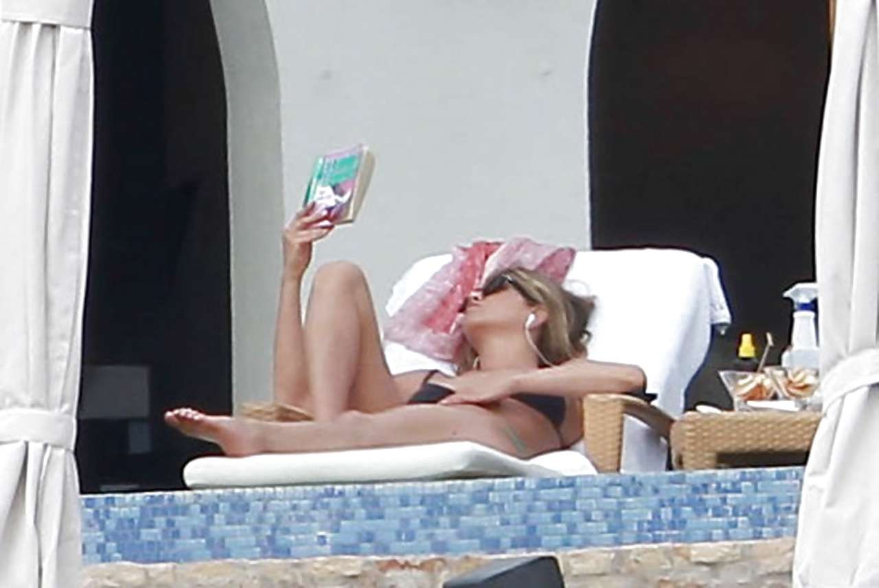 Jennifer Aniston guardando molto sexy e caldo in bikini
 #75230814