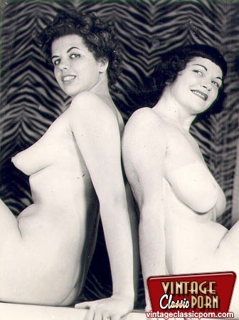 Mehrere Fifties Damen zeigen ihre geschwollenen Brustwarzen nackt
 #78493773