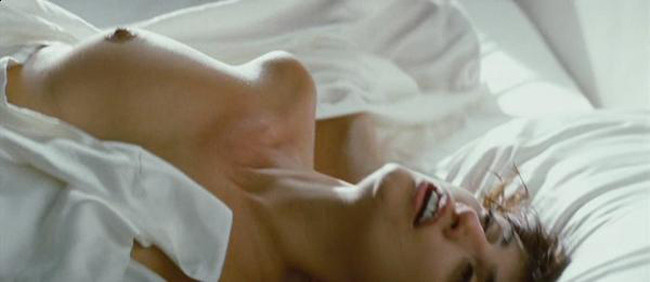 Penelope cruz mostrando tetas desnudas en la cama
 #75379494