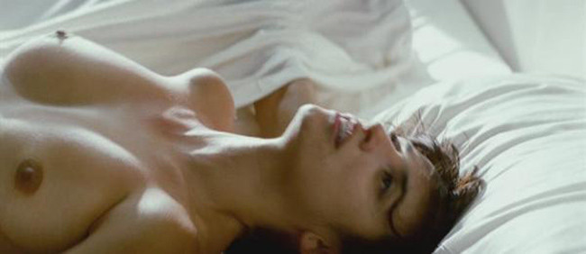 Penelope cruz mostrando tetas desnudas en la cama
 #75379501