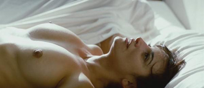 Penelope cruz mostrando tetas desnudas en la cama
 #75379507