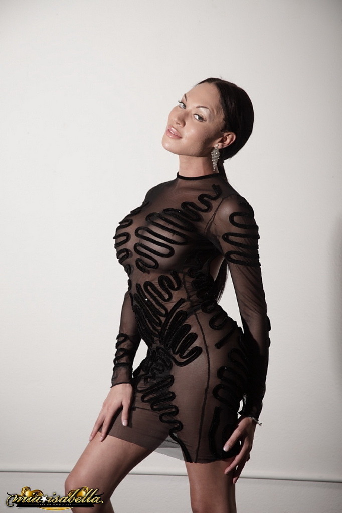 Wunderschöne Mia posiert für ein Mode-Fotoshooting
 #78840159