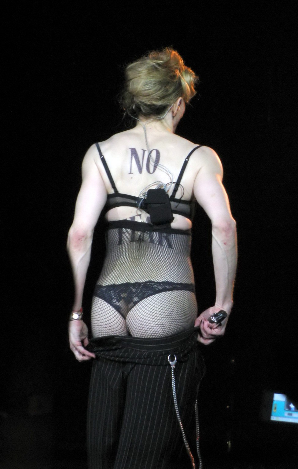 Madonna bei ihrem Auftritt in einem BH, der ihre Brüste zeigt, auf ihrer mdna-Welttournee 2012
 #75256973
