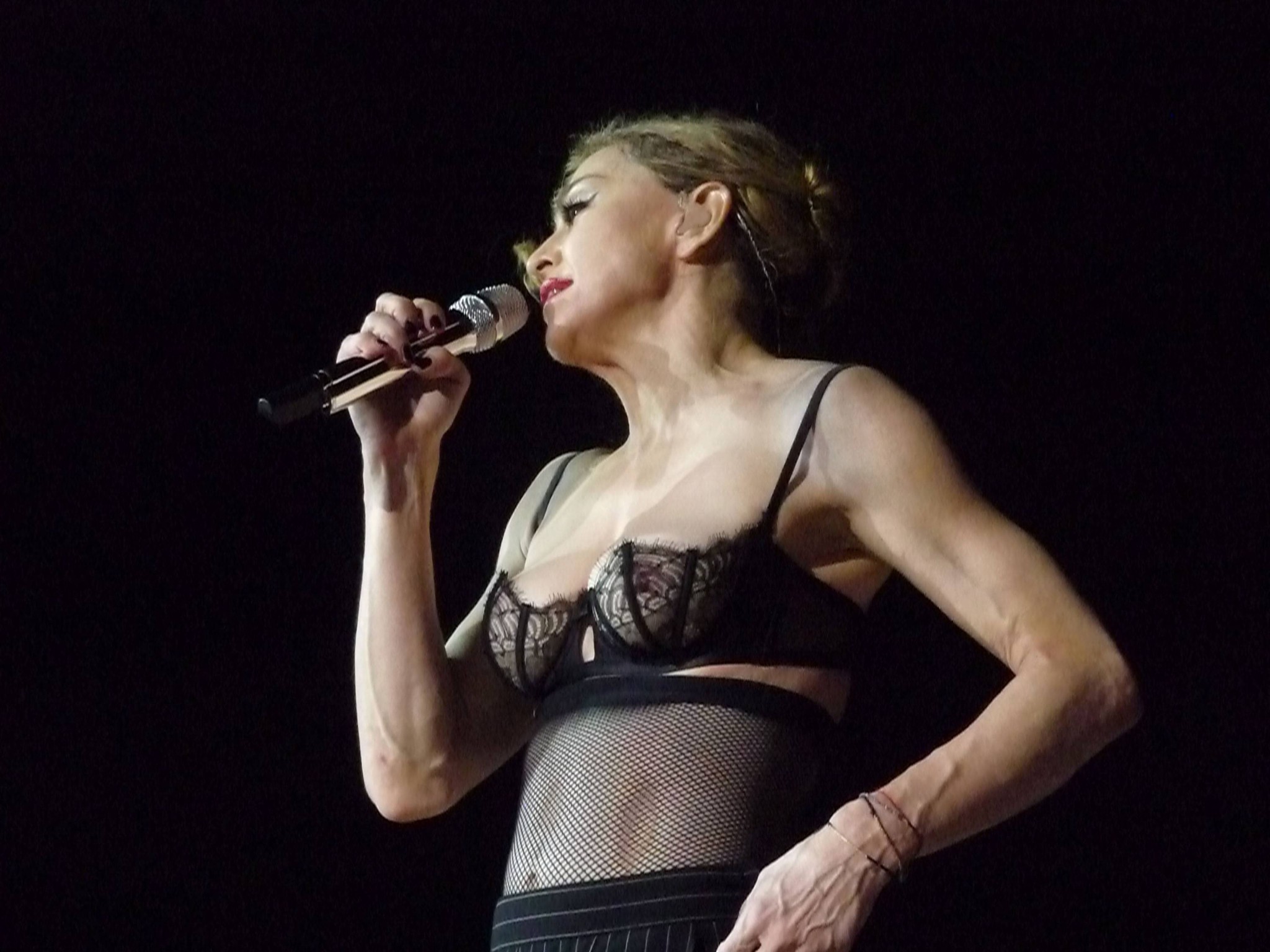Madonna actuando en sujetador enseñando las tetas en su gira mundial mdna 2012
 #75256989