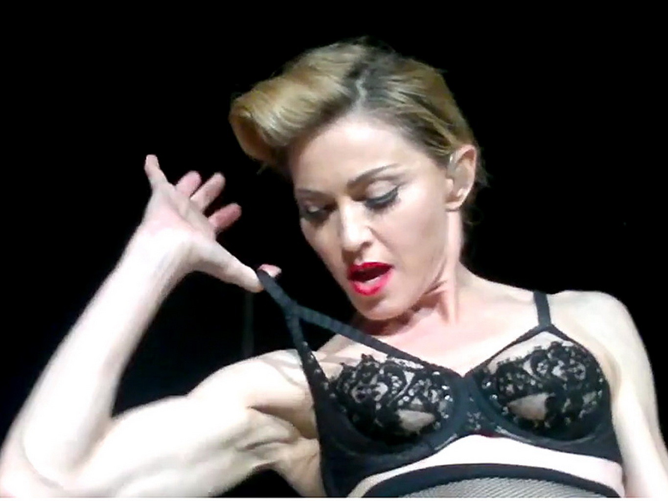 Madonna actuando en sujetador enseñando las tetas en su gira mundial mdna 2012
 #75257003