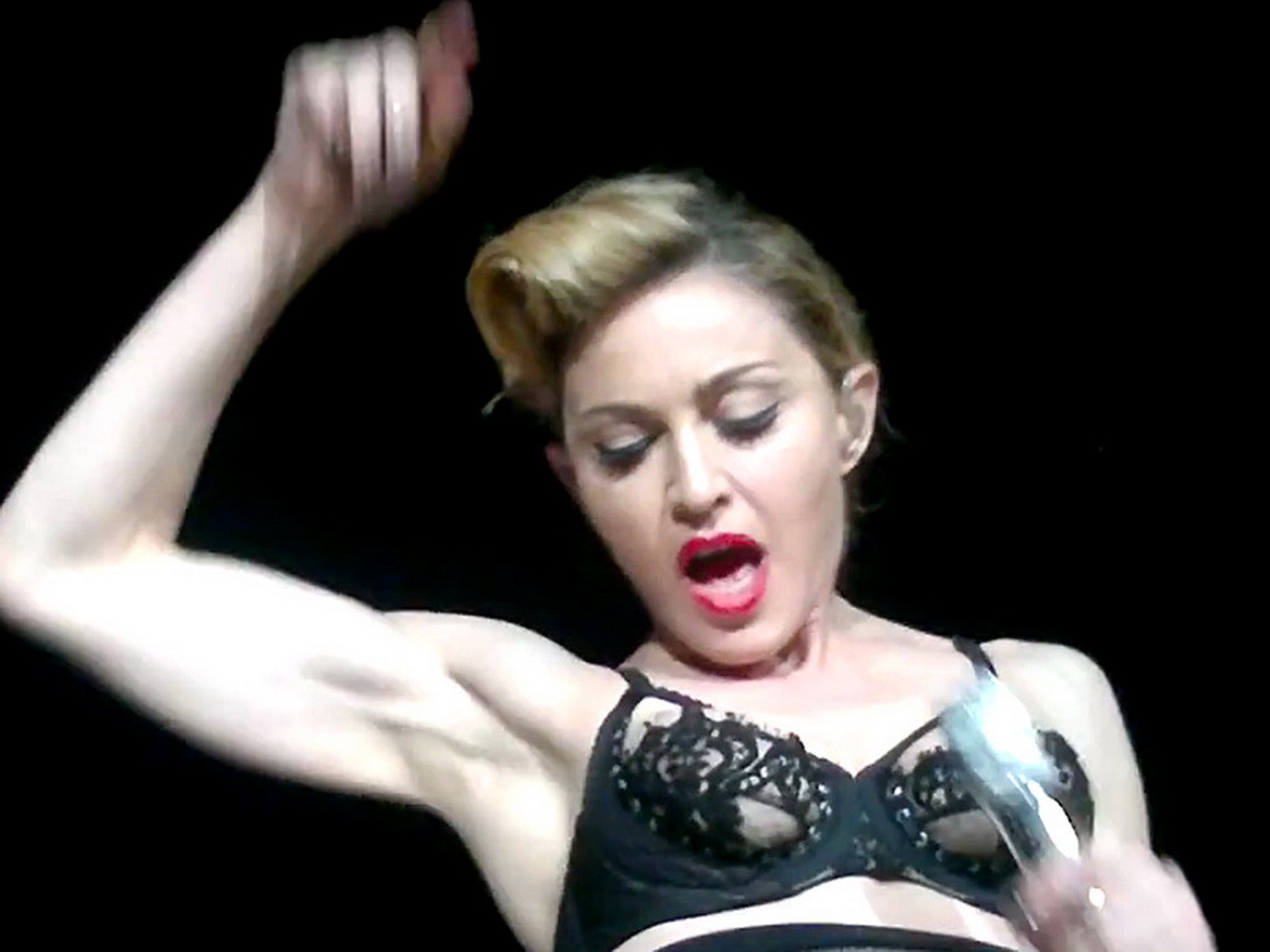 Madonna actuando en sujetador enseñando las tetas en su gira mundial mdna 2012
 #75257007