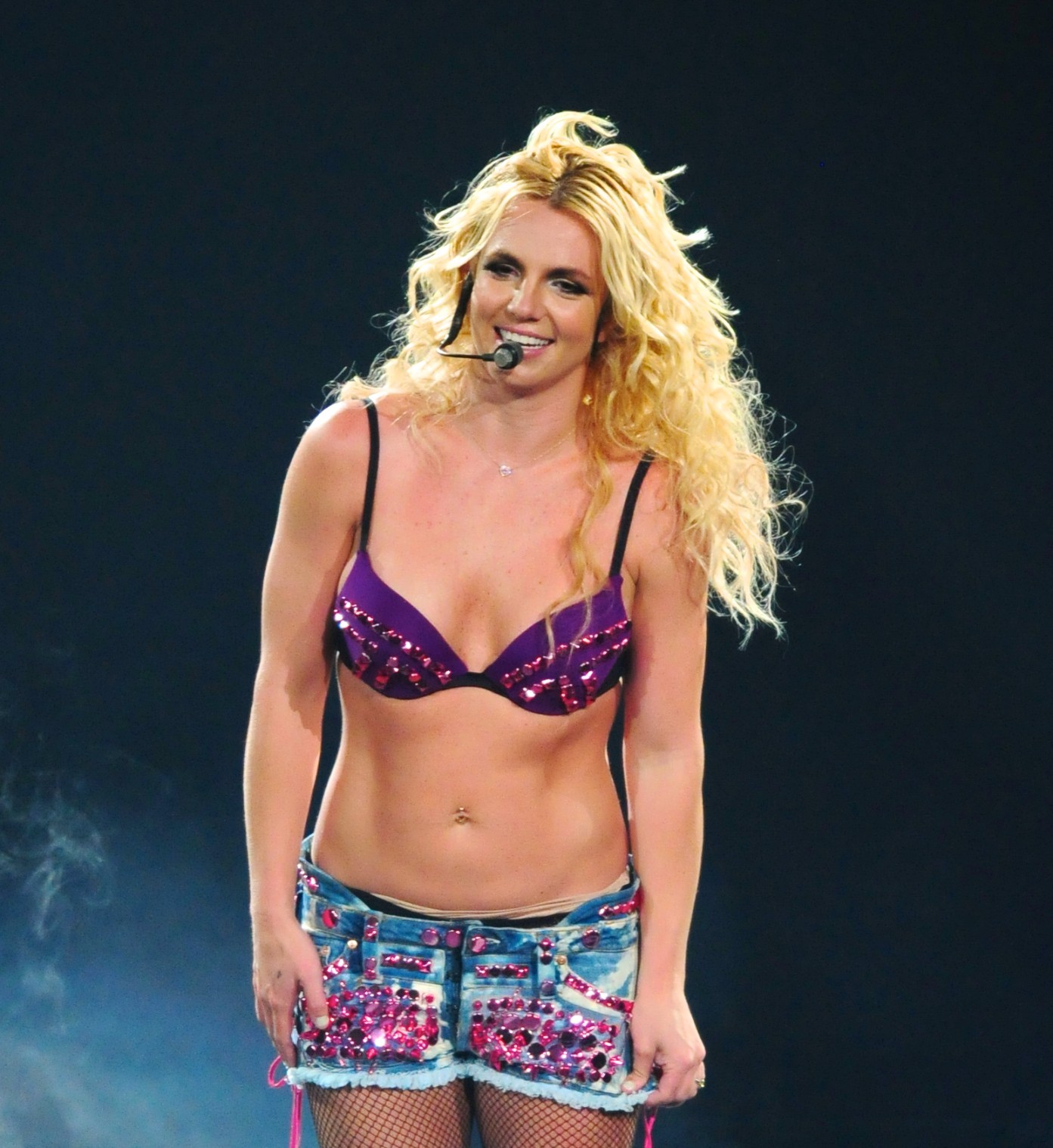 Britney spears en lenceria y mallas actuando en el honda center de anaheim
 #75298547