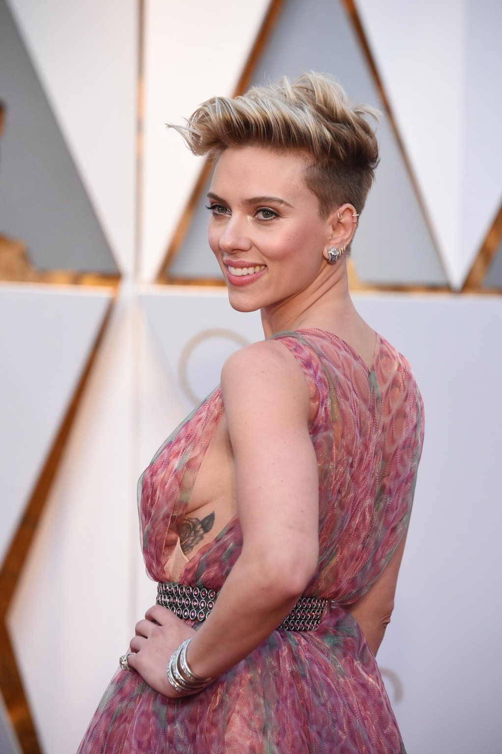 Scarlett johansson muestra las tetas laterales con un vestido de encaje rosa
 #75140255