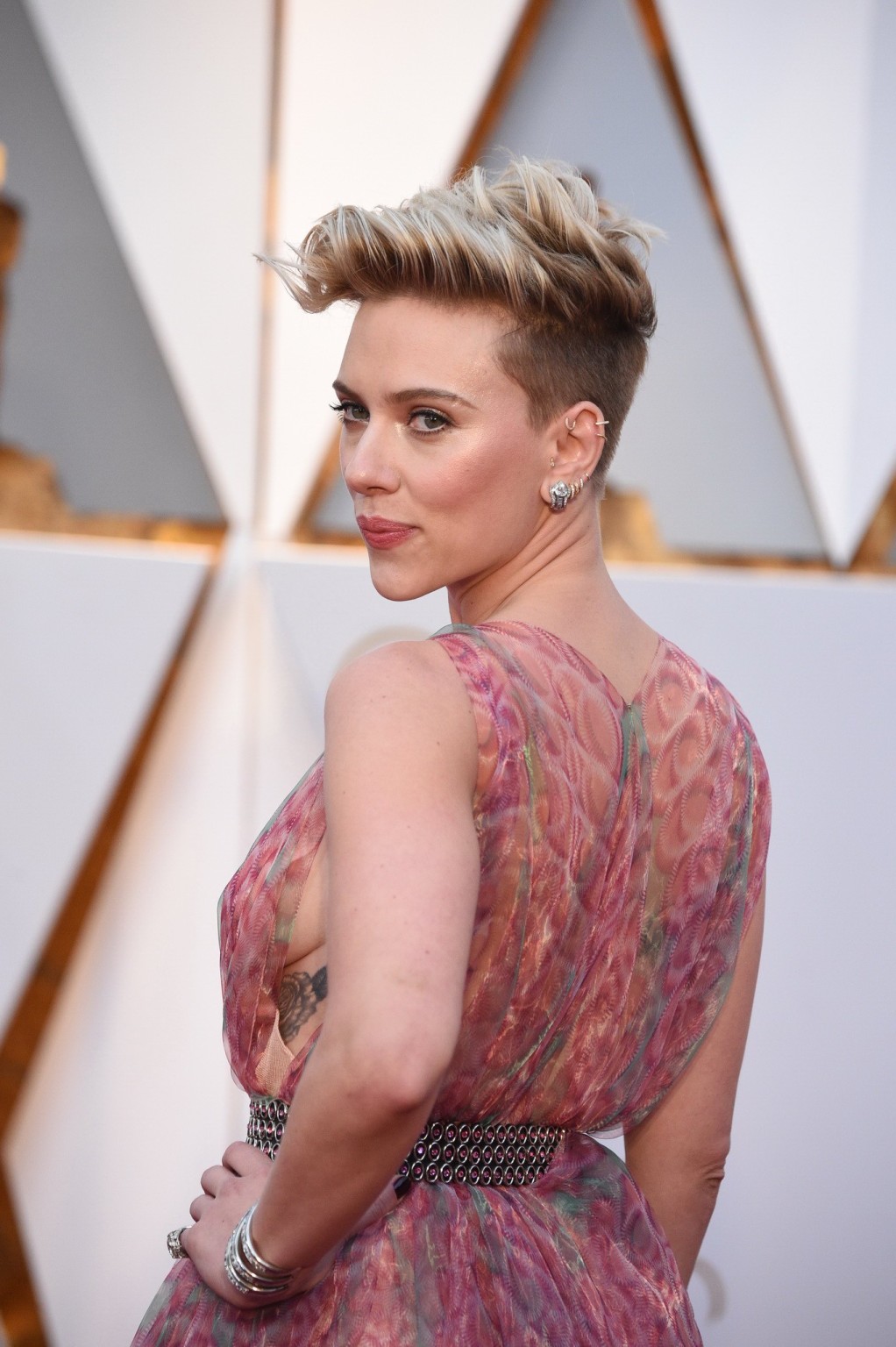 Scarlett johansson muestra las tetas laterales con un vestido de encaje rosa
 #75140264