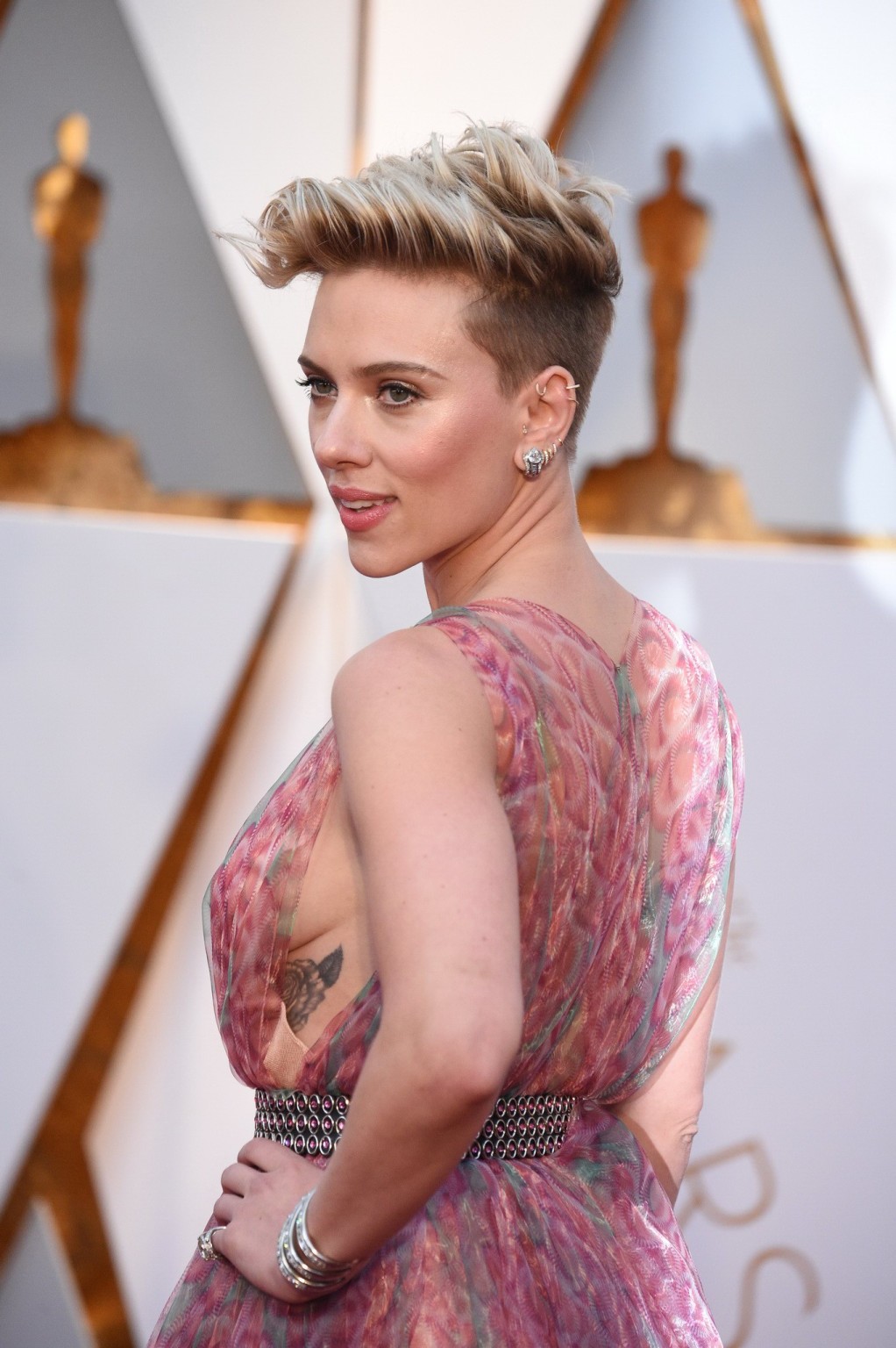 Scarlett johansson muestra las tetas laterales con un vestido de encaje rosa
 #75140271