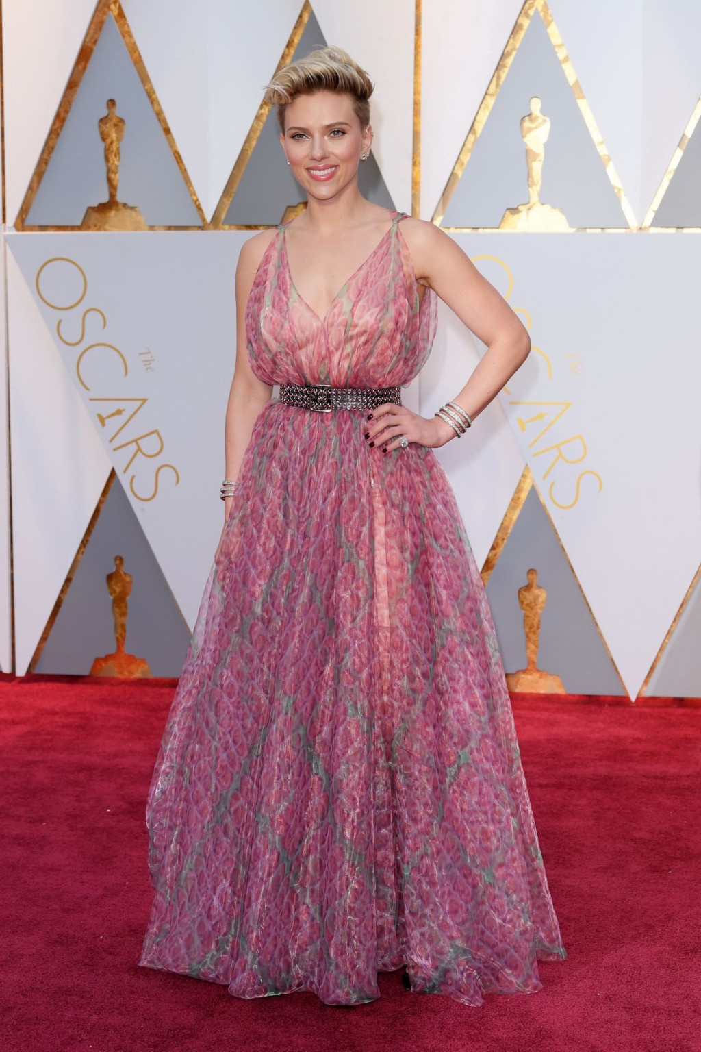 Scarlett Johansson shows sideboob in pink lace dress #75140281