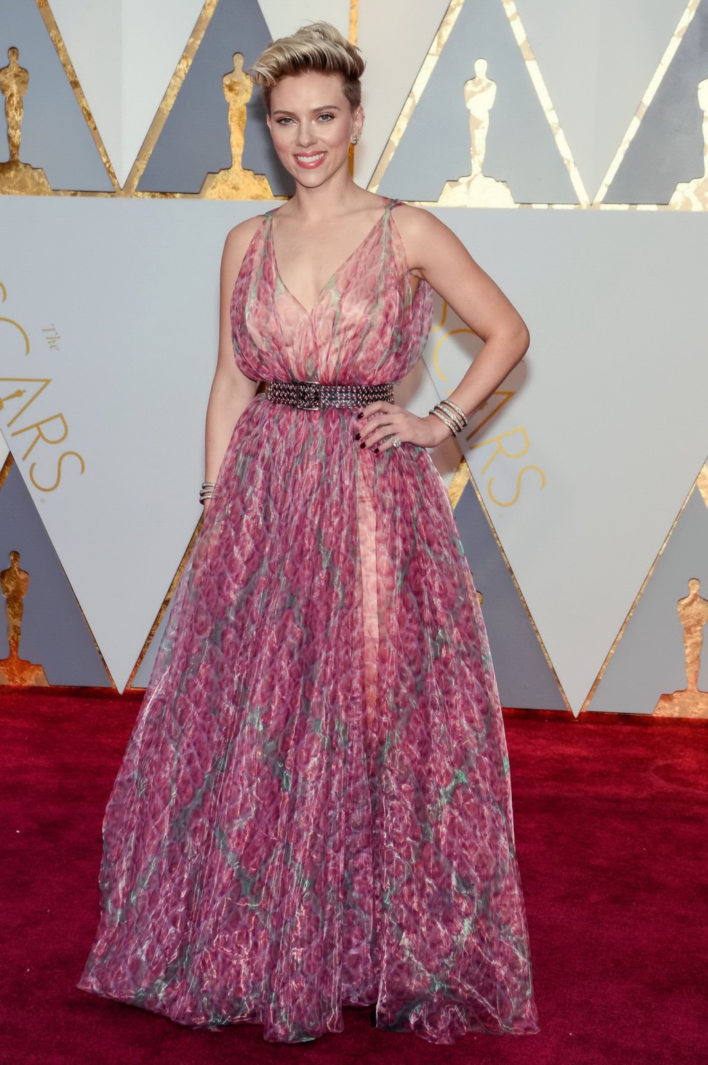 Scarlett Johansson shows sideboob in pink lace dress #75140287