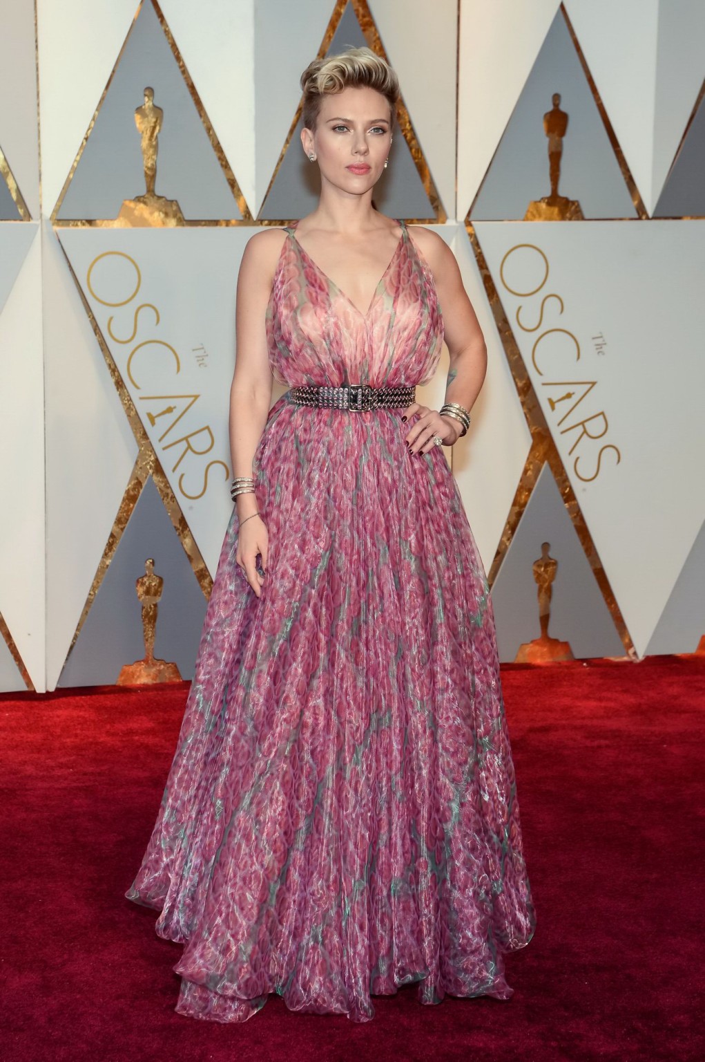 Scarlett Johansson shows sideboob in pink lace dress #75140312