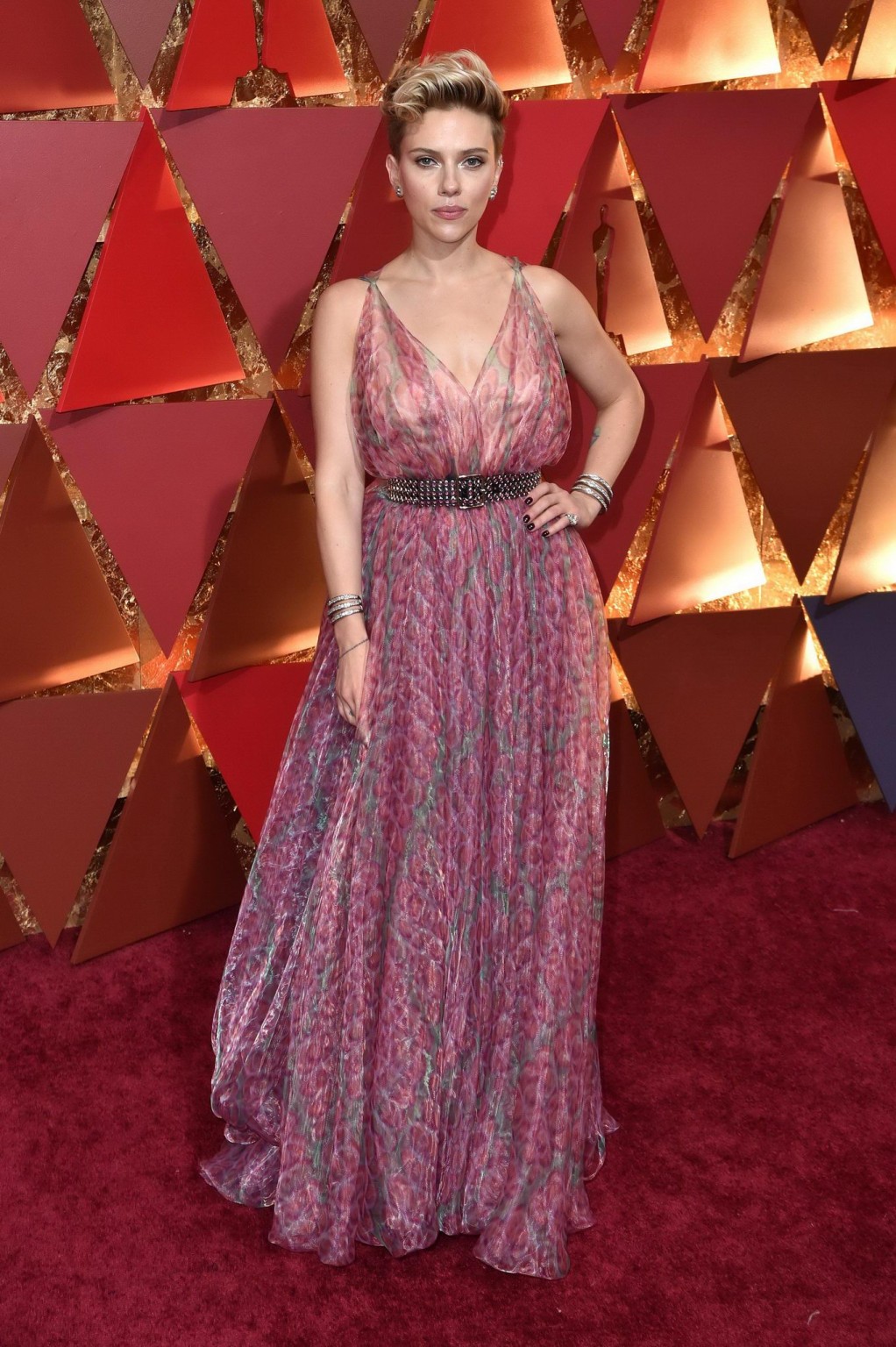 Scarlett johansson muestra las tetas laterales con un vestido de encaje rosa
 #75140329