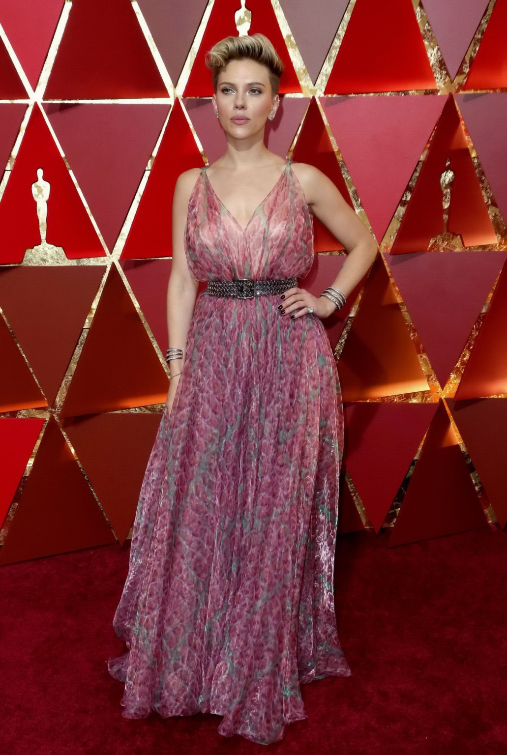 Scarlett johansson montre son sein latéral dans une robe en dentelle rose
 #75140358