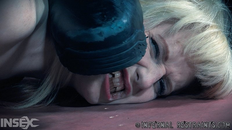 April rain rubia desnuda es atada en latas con el maestro mirando
 #71877567