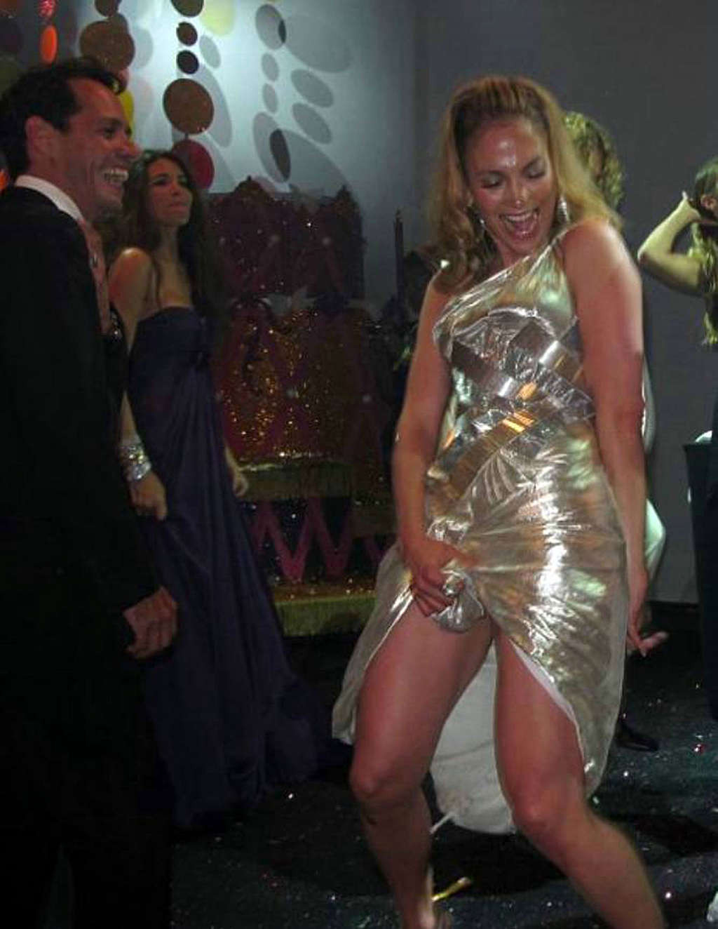 Jennifer Lopez avec une jupe très relevée et des poses très sexy
 #75344205