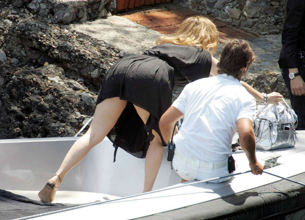 Jennifer Lopez avec une jupe très relevée et des poses très sexy
 #75344226