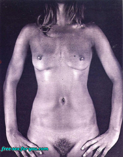 Kate Moss zeigt ihre haarige Muschi und schöne Titten vor Paparazzi
 #75430091