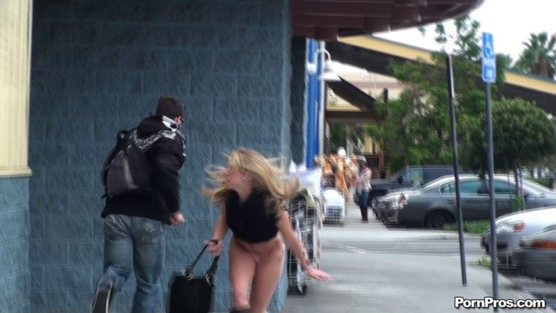 公衆の面前でベイビーをストーキングする男が彼女のスカートをめくる
 #76739471