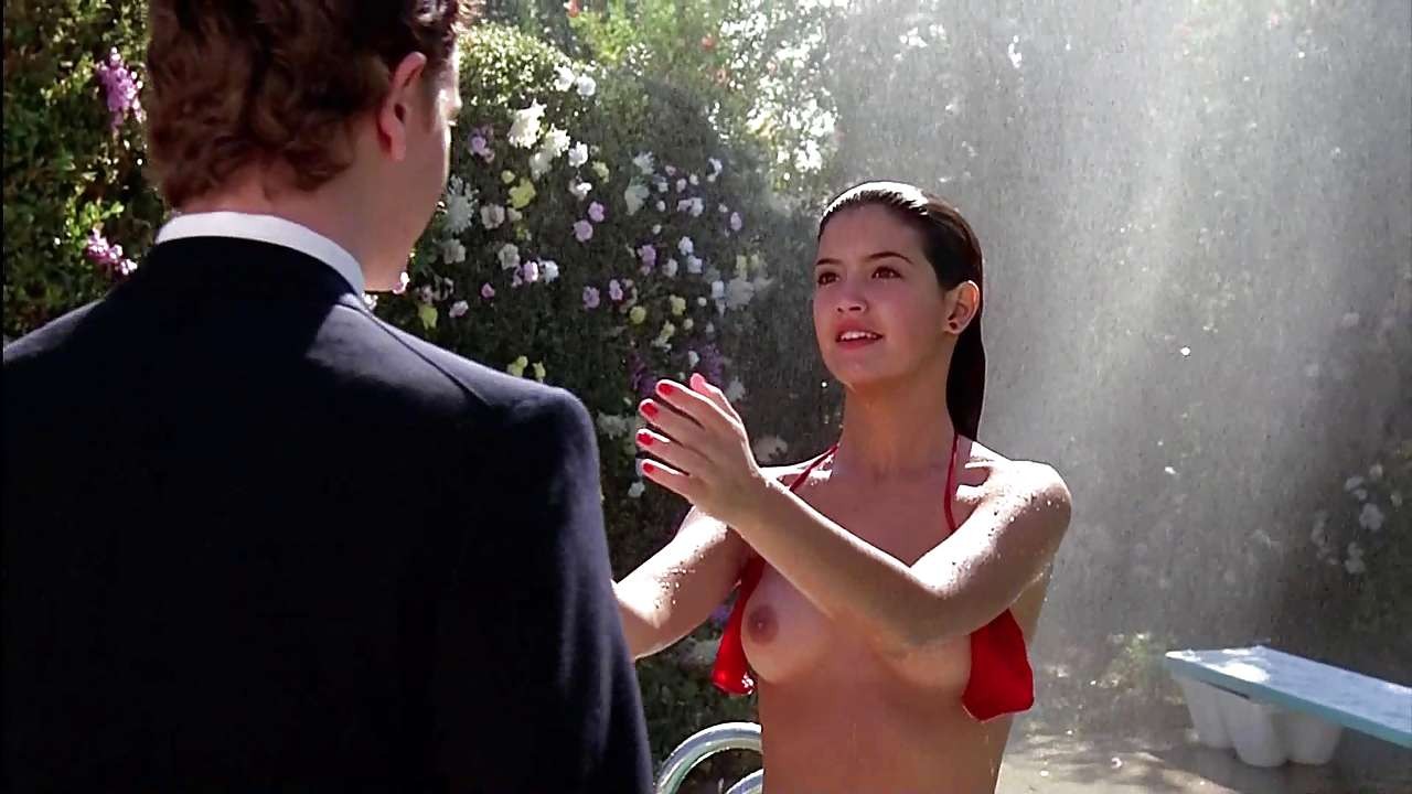 Phoebe Cates sieht sexy aus im roten Bikini und zeigt ihre großen Titten
 #75295474