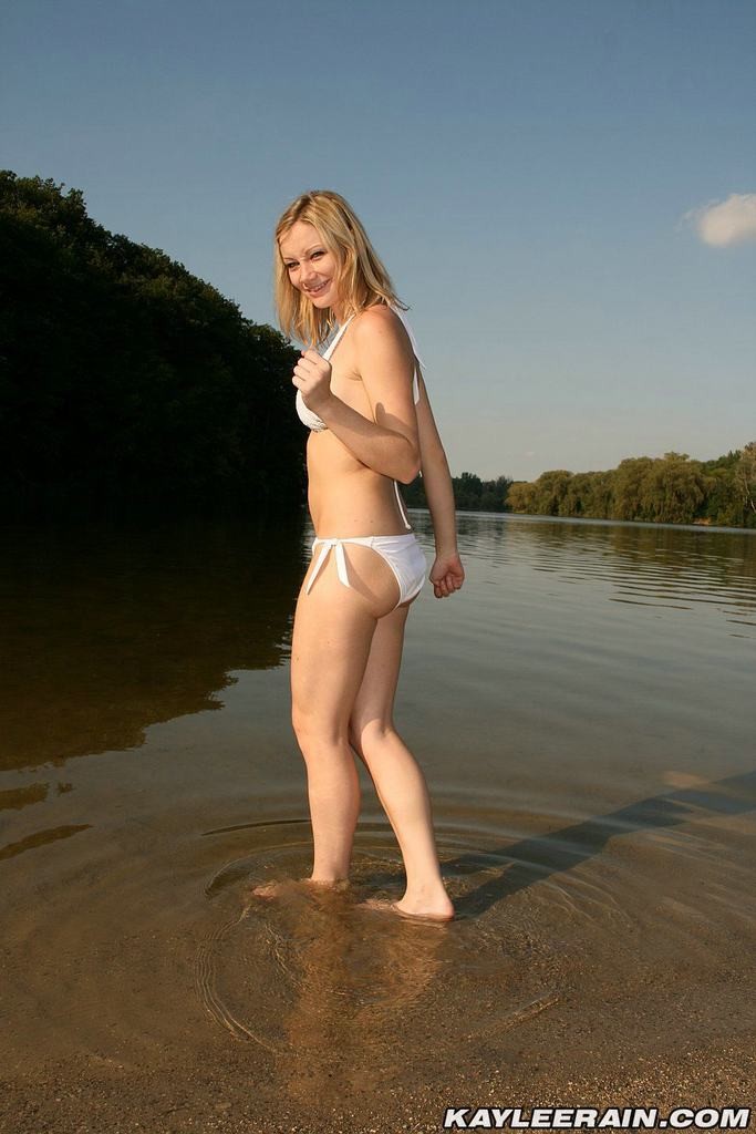 Une blonde de dix-neuf ans s'amuse en bikini dans une rivière
 #73168797