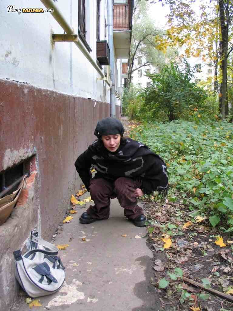 Puta orinando en una acera
 #76583067