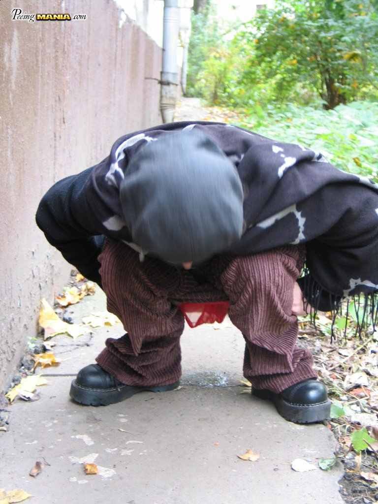 Puta orinando en una acera
 #76583132